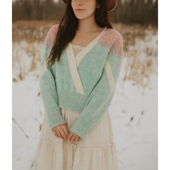 Vintage embroidered bow wool angora blend V neck sweater size medium - Picture 1 of 6